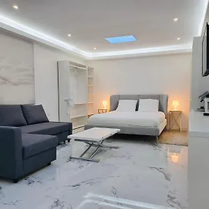 https://apt-studio-spacieux-metro-14-paris.fr-paris.fr